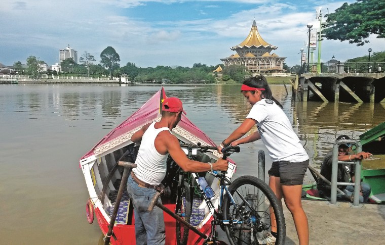 Day trips from Kuching: Loading bicycle onto a 'penambang' row boat