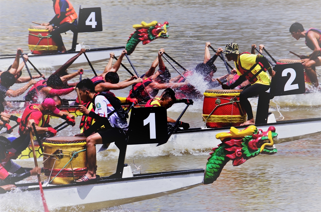 Drummers keeping the rhythms of dragon boat rowers in sync at the Sarawak International Dragon Boat Regatta for things to do in Kuching for events and festivals.