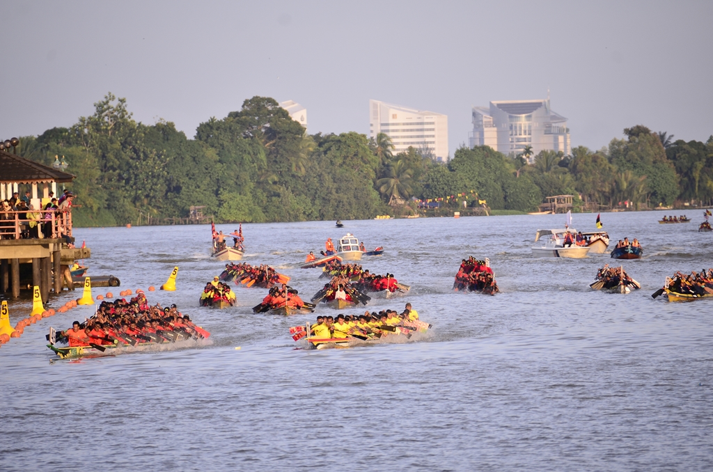 30-rower longboats slicing down the Sarawak River watched on by spectators on both banks of the river for Things to do in Kuching for events and festivals.